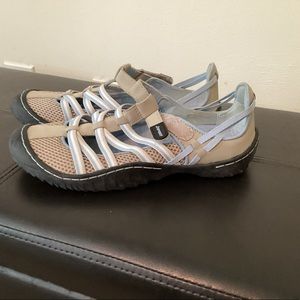 Jambu closed toe sandals